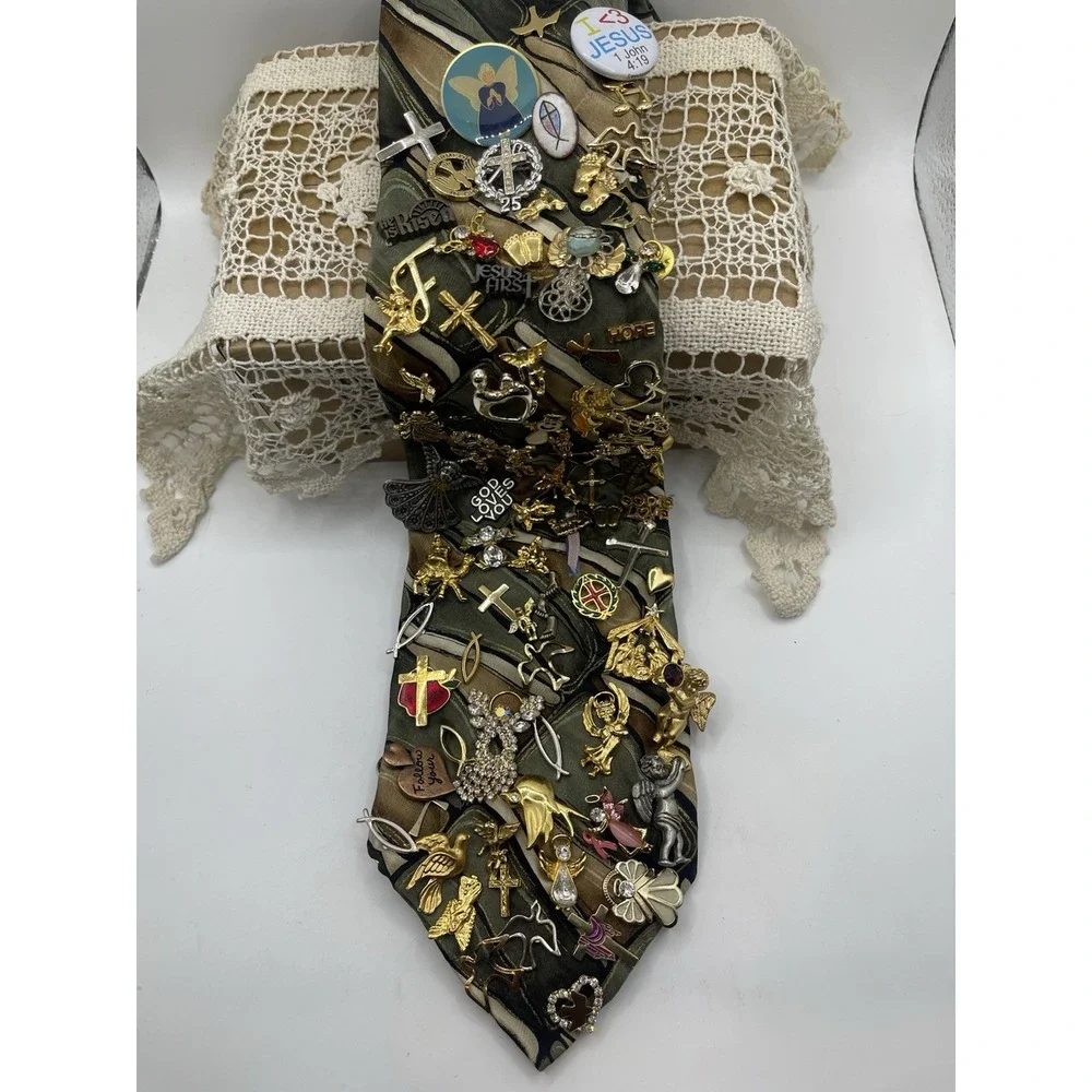 Lot Of‎ Religious Pins.